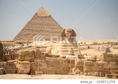 エジプトにあるギザの3大ピラミッドのとても美しい風景 エジプトにあるギザの3大ピラミッドのとても美しい風景 109951259
