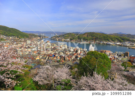 【広島県】桜が満開の千光寺から見た尾道の町並み 109951286
