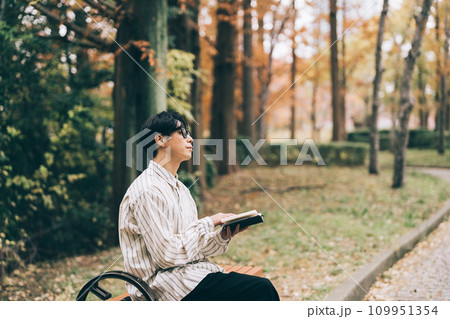 公園で本を読む男性 109951354