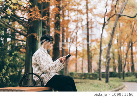公園で本を読む男性 109951366