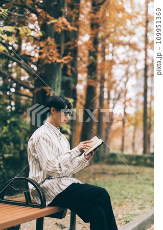 公園で本を読む男性 109951369