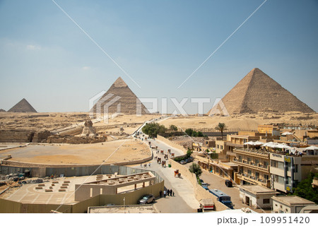 エジプトにあるギザの3大ピラミッドのとても美しい風景 109951420