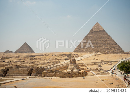 エジプトにあるギザの3大ピラミッドのとても美しい風景 109951421