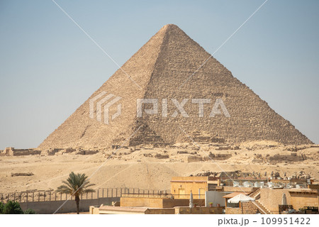 エジプトにあるギザの3大ピラミッドのとても美しい風景 109951422