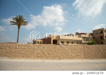 エジプトギザのピラミッド周辺で見られる街並みの風景 109951679