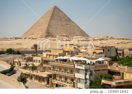 エジプトギザのピラミッド周辺で見られる街並みの風景 エジプトギザのピラミッド周辺で見られる街並みの風景 109951682