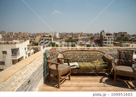 エジプトギザのピラミッド周辺で見られる街並みの風景 109951683