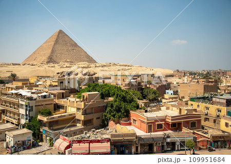 エジプトギザのピラミッド周辺で見られる街並みの風景 109951684