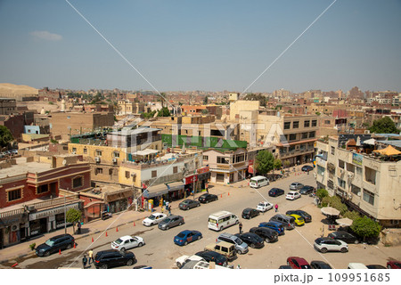 エジプトギザのピラミッド周辺で見られる街並みの風景 109951685