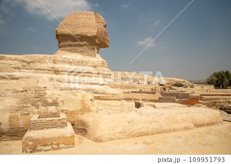 エジプトギザのピラミッドにあるスフィンクスのとても美しい風景 109951793