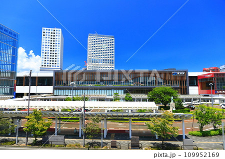 【福井県】快晴のJR福井駅東口（北陸新幹線） 109952169