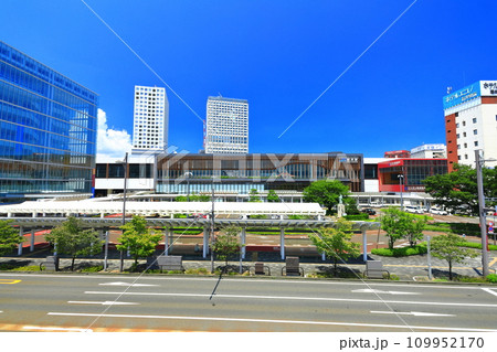 【福井県】快晴のJR福井駅東口（北陸新幹線） 109952170