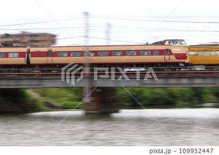 伯備線特急やくも号:381系電車(国鉄色リバイバル編成) 伯備線特急やくも号:381系電車(国鉄色リバイバル編成) 109952447