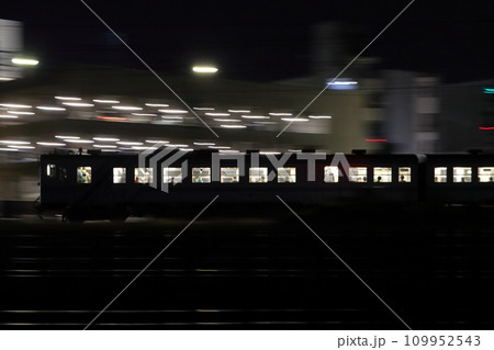 夜の水島臨海鉄道キハ37形（流し撮り） 109952543