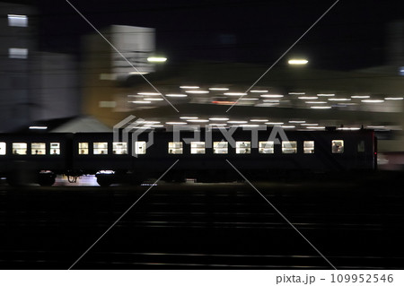 夜の水島臨海鉄道キハ37形（流し撮り） 109952546