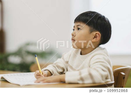 計算ドリルをする小学1年生の男の子 計算ドリルをする小学1年生の男の子 109952868
