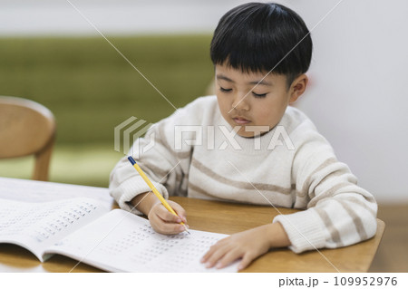 計算ドリルをする小学1年生の男の子 計算ドリルをする小学1年生の男の子 109952976