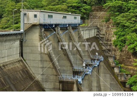 高柴ダムの堤体 109953104