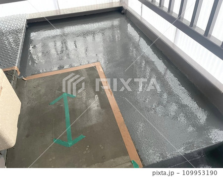 半分ずつ防水工事をする階段 109953190