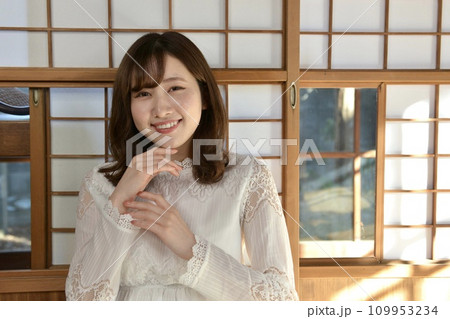 古民家の和室にて若い女性のポートレート 古民家の和室にて若い女性のポートレート 109953234
