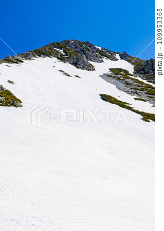 北アルプス立山連峰の残雪期登山 立山本峰の雄山 北アルプス立山連峰の残雪期登山 立山本峰の雄山 109953365