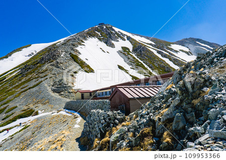 北アルプス立山連峰の残雪期登山　立山主峰の雄山と一ノ越山荘 109953366