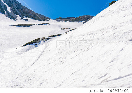 北アルプス立山連峰の残雪期登山 一ノ越と山荘 北アルプス立山連峰の残雪期登山 一ノ越と山荘 109953406