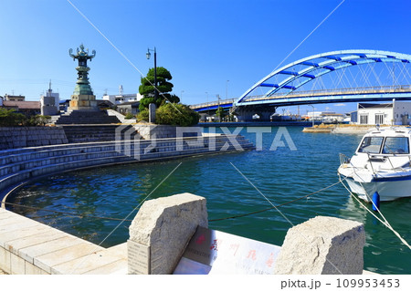 【香川県】丸亀港にある金毘羅講燈籠（太助燈籠） 109953453