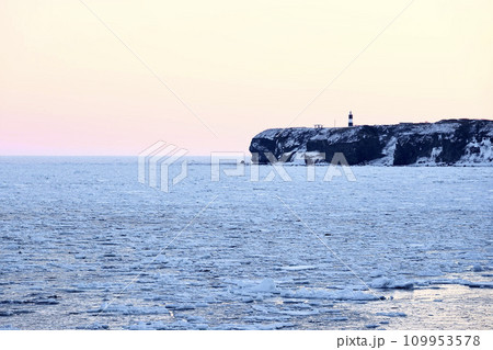 流氷が来る冬の北海道能取岬の朝焼け 流氷が来る冬の北海道能取岬の朝焼け 109953578