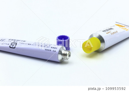 塗り薬・軟膏・薬のイメージ 109953592