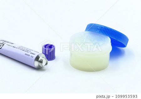 塗り薬・軟膏・薬のイメージ 塗り薬・軟膏・薬のイメージ 109953593