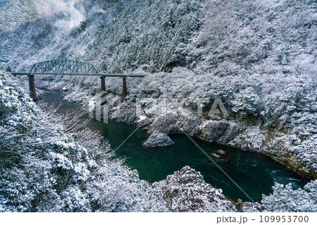 雪景色が美しい徳島県三好市大歩危峡 109953700
