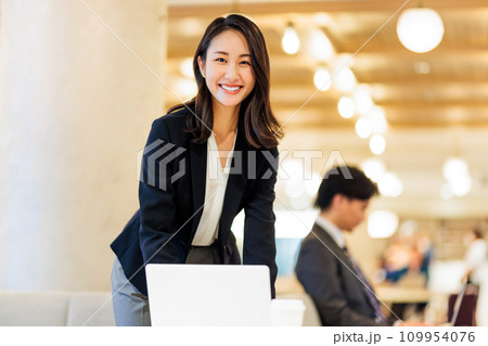コワーキングスペースで仕事をするビジネスパーソン 109954076