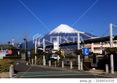 静岡県富士市「新富士駅」　富士山の見える駅前の景観 109954339