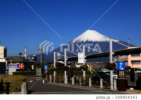 静岡県富士市「新富士駅」　富士山の見える駅前の景観 109954341