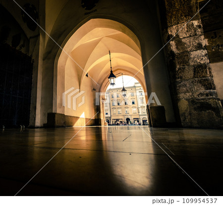 Sunshine view of square through the archway in Krakow 109954537