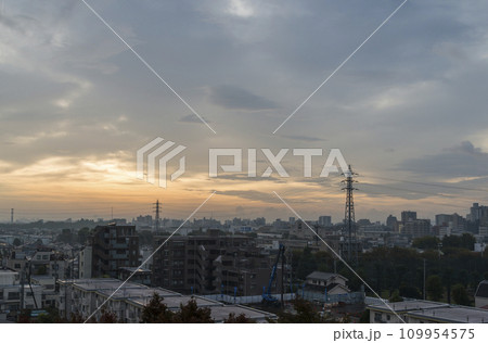 住宅街の上空に広がる朝焼け　日の出　住宅地の朝　早朝　朝焼け　朝日　太陽 109954575