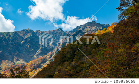 谷川岳 白い雲の浮かぶ青空と紅葉のマチガ沢 谷川岳 白い雲の浮かぶ青空と紅葉のマチガ沢 109956069