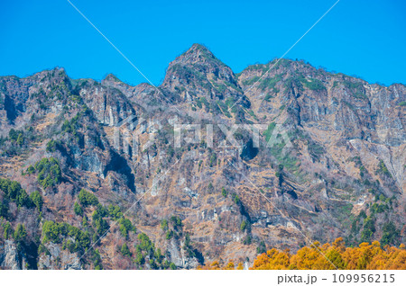 長野県　秋の戸隠高原　荒々しい戸隠連峰西岳・本院岳の山容 109956215