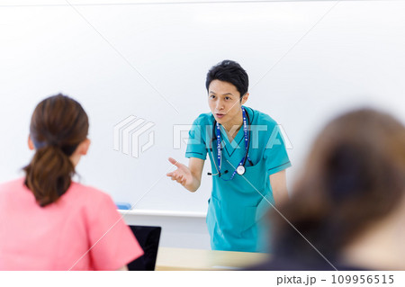 医療現場　カンファレンス   医師　撮影協力：中央工学校附属日本語学校 109956515
