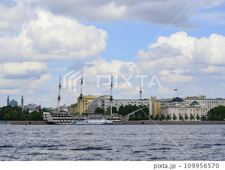 View of a sailing ship near the Neva River embankment in St. Petersburg, Russia 109956570
