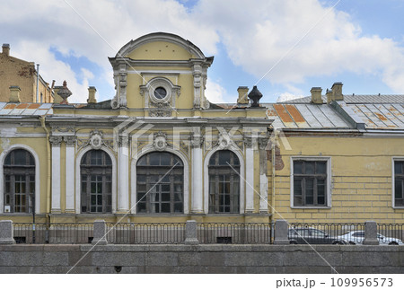 Historic building on the Fontanka River granite embankment in St. Petersburg, Russia 109956573