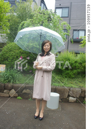 日傘をさすシニア女性 日傘をさすシニア女性 109957139