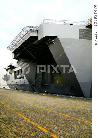 航空機の運用の幅を広げる【舷側エレベーター】横浜・大桟橋にて『護衛艦いずも』 109958470
