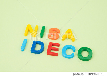 NISAとiDeCoイメージ　カラフルな文字 109960830