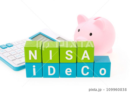 iDeCoとNISAイメージ ブタの貯金箱と電卓 iDeCoとNISAイメージ ブタの貯金箱と電卓 109960838