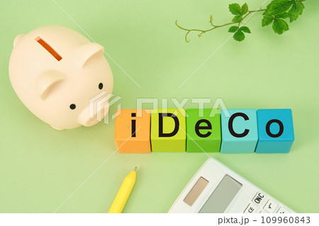iDeCoイメージ ブタの貯金箱と電卓とカラフルな積み木 iDeCoイメージ ブタの貯金箱と電卓とカラフルな積み木 109960843