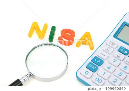 NISAイメージ　カラフルな文字と電卓と虫めがね 109960849