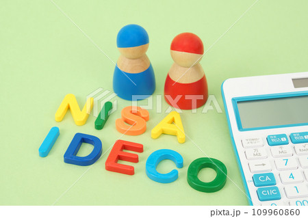 NISAとiDeCoイメージ　カラフルな文字とペグ人形と電卓 109960860