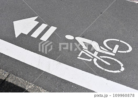 道路の交通路面標識・交通安全素材 道路の交通路面標識・交通安全素材 109960878